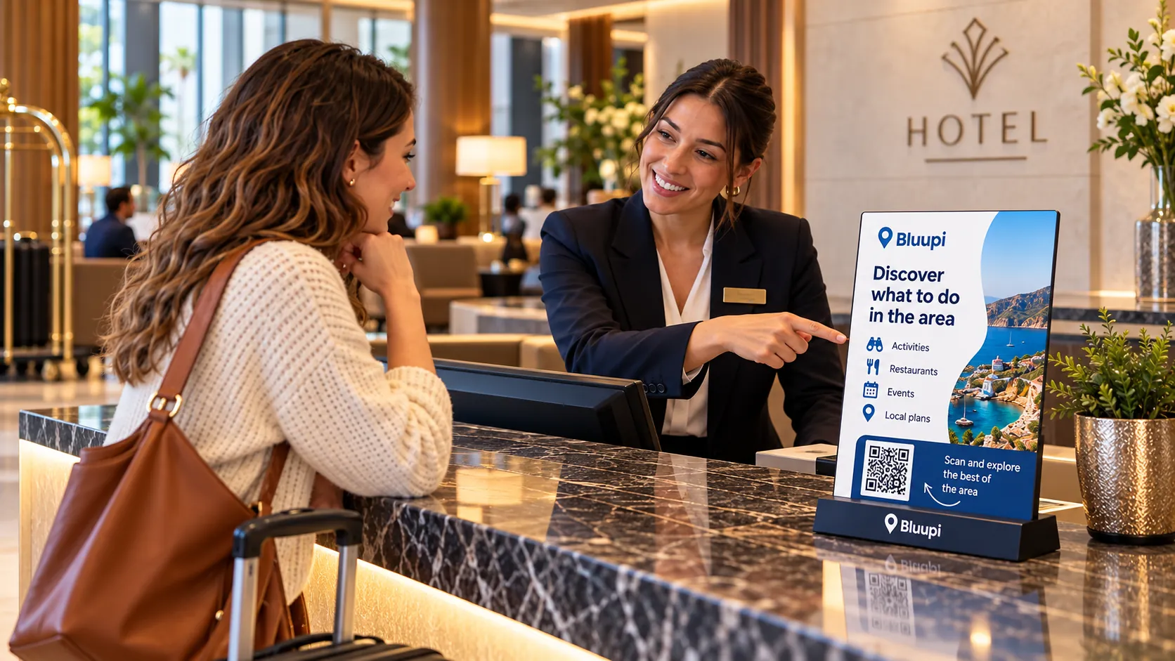 Recepcionista enseñando a una huésped cómo descubrir planes locales con Bluupi