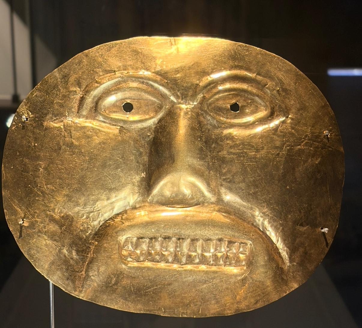 Máscara de oro expuesta en El Oro y el Universo en el MARQ de Alicante