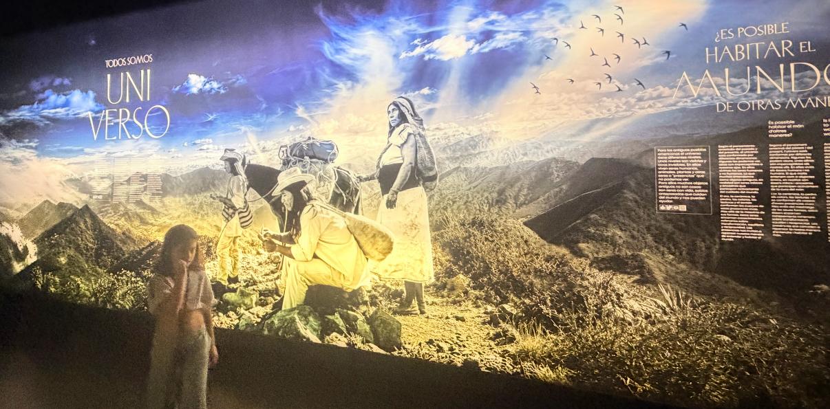 Sala Todos somos universo de la exposición El Oro y el Universo en el MARQ de Alicante